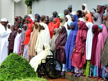 El presidente nigeriano habla con las niñas del colegio Dapchi, liberadas tras el secuestro del grupo yihadista Boko Haram El presidente nigeriano habla con las niñas del colegio Dapchi, liberadas tras el secuestro del grupo yihadista Boko Haram