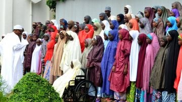 El presidente nigeriano habla con las niñas del colegio Dapchi, liberadas tras el secuestro del grupo yihadista Boko Haram