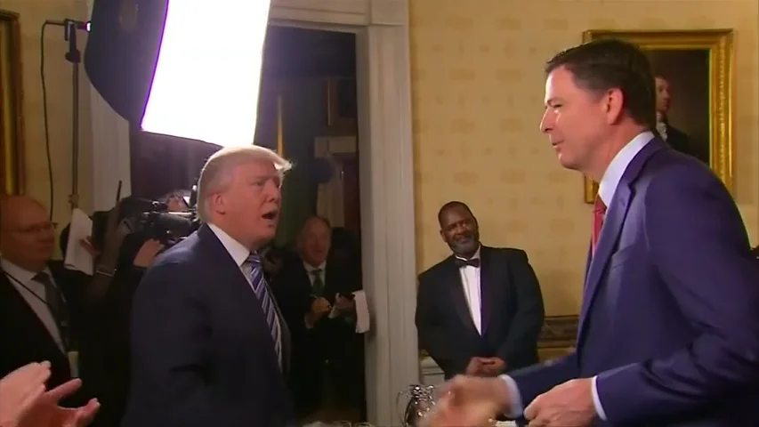 James Comey, exdirector del FBI, compara el liderazgo de Trump con el de la mafia James Comey, exdirector del FBI, compara el liderazgo de Trump con el de la mafia