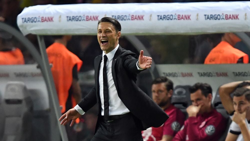 Niko Kovac da indicaciones durante un partido