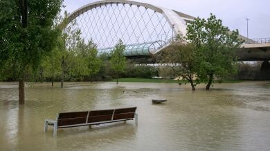 Unos 600 agentes de la UME y fuerzas de seguridad trabajan en la contención del Ebro
