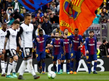 Los jugadores del Barcelona celebran un gol ante el Valencia Los jugadores del Barcelona celebran un gol ante el Valencia
