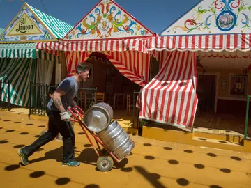 Un joven trabaja en los preparativos de la celebración de la Feria de Abril Un joven trabaja en los preparativos de la celebración de la Feria de Abril
