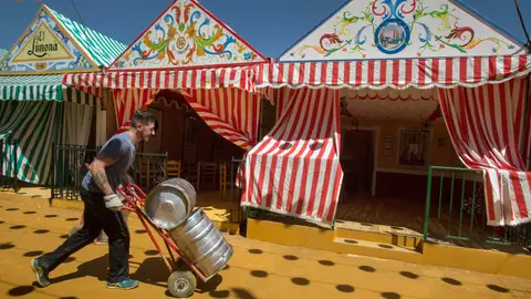 Un joven trabaja en los preparativos de la celebración de la Feria de Abril Un joven trabaja en los preparativos de la celebración de la Feria de Abril