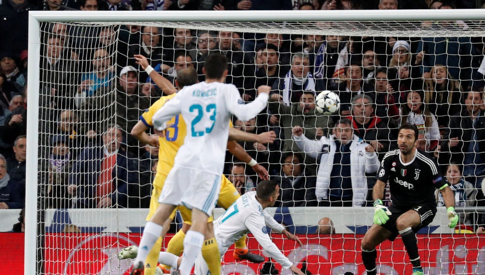 Benatia, en el momento de cometer penalti sobre Lucas