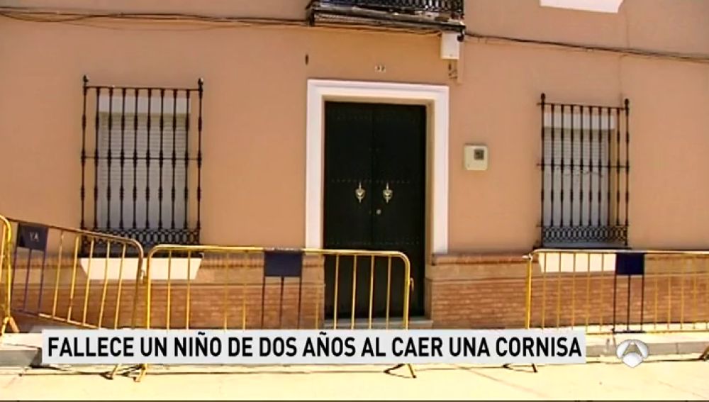 Muere un niño de dos años al desprenderse la cornisa de una vivienda en Sevilla