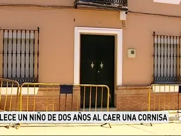 Muere un niño de dos años al desprenderse la cornisa de una vivienda en Sevilla Muere un niño de dos años al desprenderse la cornisa de una vivienda en Sevilla