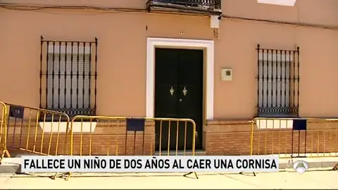 Muere un niño de dos años al desprenderse la cornisa de una vivienda en Sevilla Muere un niño de dos años al desprenderse la cornisa de una vivienda en Sevilla