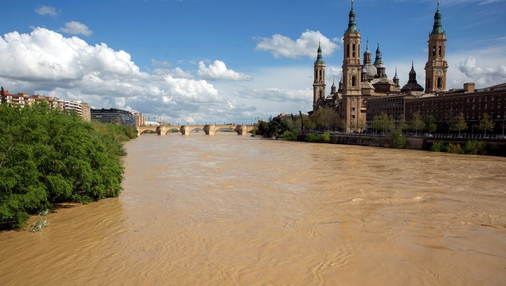 El río Ebro ha comenzado a desbordarse a su paso por Zaragoza