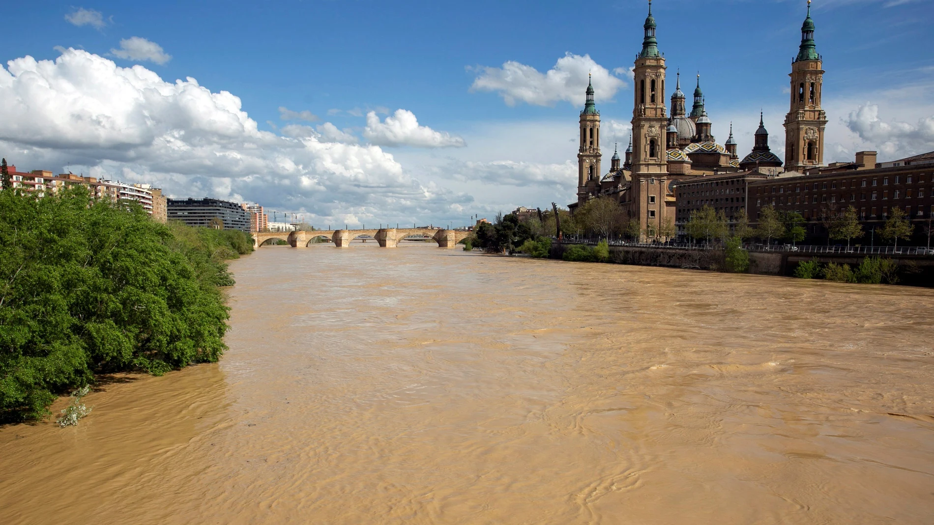 El río Ebro ha comenzado a desbordarse a su paso por Zaragoza