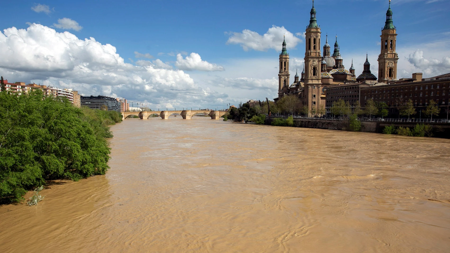 El río Ebro ha comenzado a desbordarse a su paso por Zaragoza El río Ebro ha comenzado a desbordarse a su paso por Zaragoza