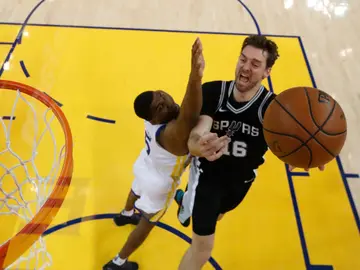 Pau Gasol trata de entrar a canasta ante Kevon Looney Pau Gasol trata de entrar a canasta ante Kevon Looney