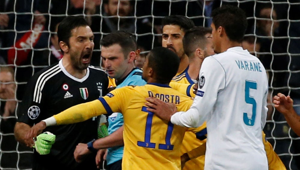 Buffon protesta ante el colegiado Michael Oliver en el Bernabéu