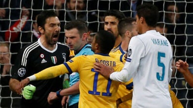 <p>Buffon, sancionado con tres partidos tras sus insultos contra el colegiado Michael Oliver</p>