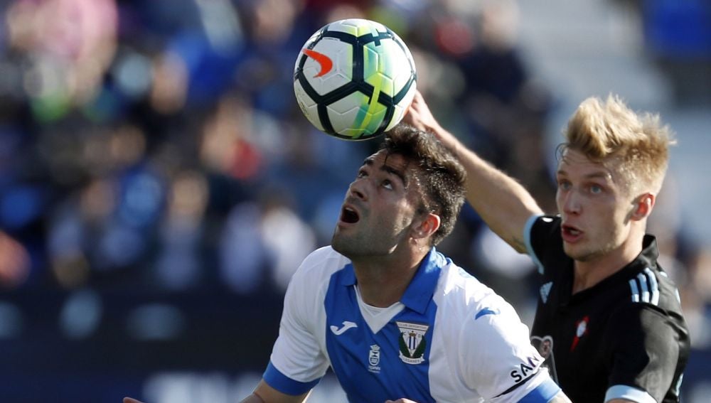 Diego Rico controla un balón ante Daniel Wass