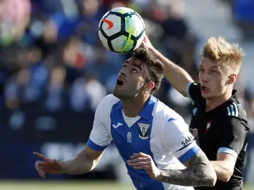 Diego Rico controla un balón ante Daniel Wass Diego Rico controla un balón ante Daniel Wass