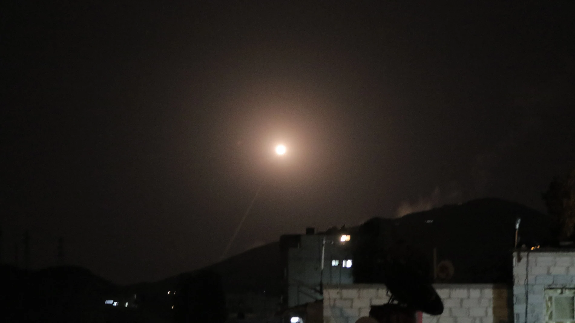 Uno de los misiles lanzados por EEUU, Reino Unido y Francia sobre Siria Uno de los misiles lanzados por EEUU, Reino Unido y Francia sobre Siria