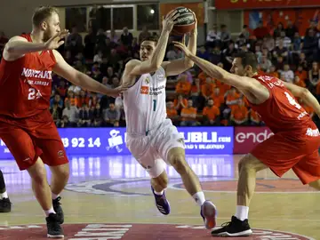 Fabien Causer penetra a canasta ante la defensa del Fuenlabrada Fabien Causer penetra a canasta ante la defensa del Fuenlabrada