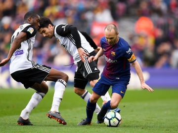 Andrés Iniesta, en acción ante el Valencia