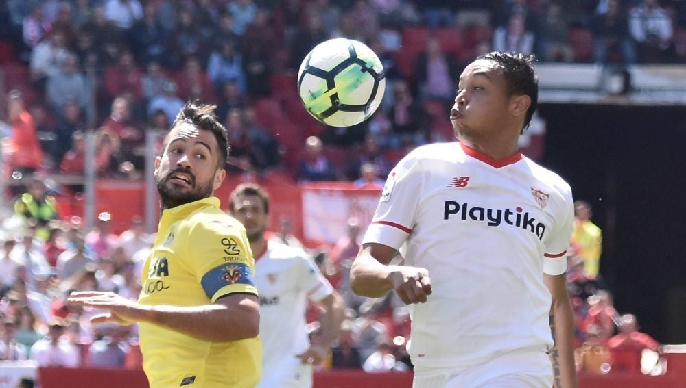 Muriel se lleva un balón ante Mario Gaspar