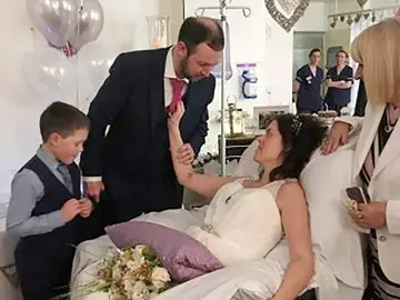 Steven y Tracey en su boda en el hospital Steven y Tracey en su boda en el hospital