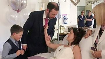 Steven y Tracey en su boda en el hospital