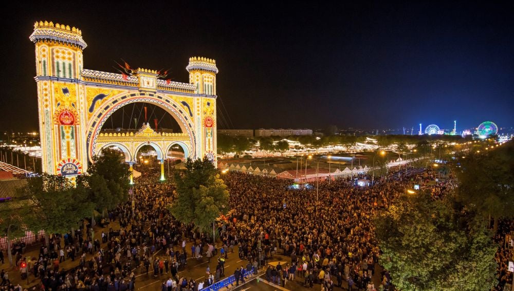 Comienza la Feria de Abril en Sevilla y más de 200.000 bombillas