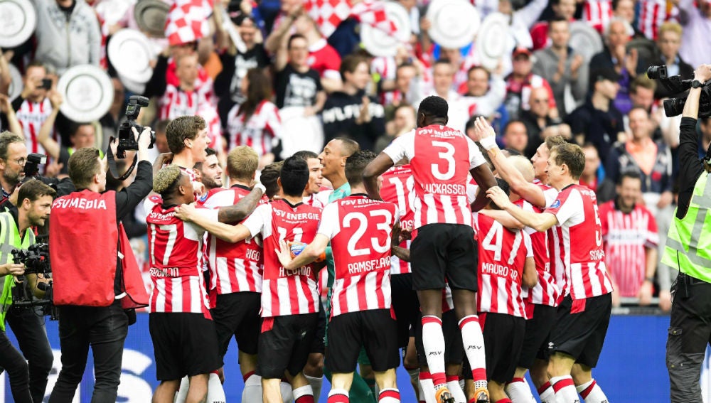El PSV se proclama campeón de la Liga de Holanda tras ganar el clásico ante  el Ajax