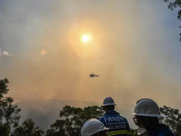 Bomberos australianos intentan sofocar un incendio en los alrededores de Sídney Bomberos australianos intentan sofocar un incendio en los alrededores de Sídney