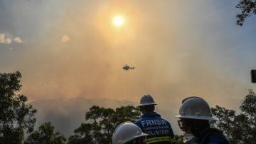 Bomberos australianos intentan sofocar un incendio en los alrededores de Sídney