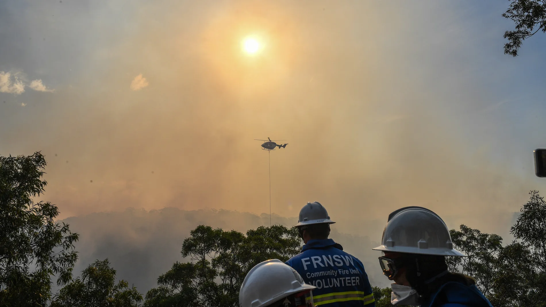 Bomberos australianos intentan sofocar un incendio en los alrededores de Sídney Bomberos australianos intentan sofocar un incendio en los alrededores de Sídney
