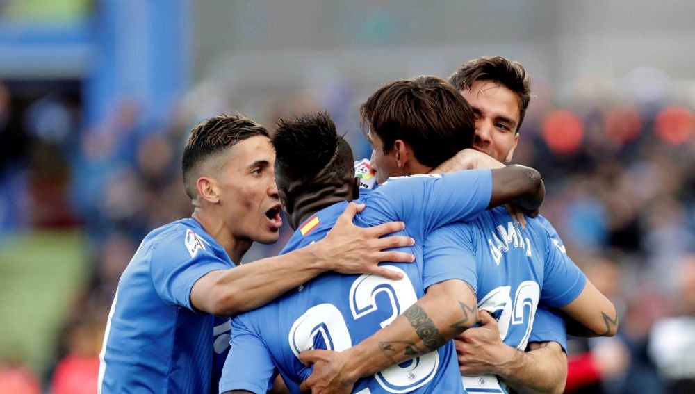 Los jugadores del Getafe celebran el golazo de Damián Suárez