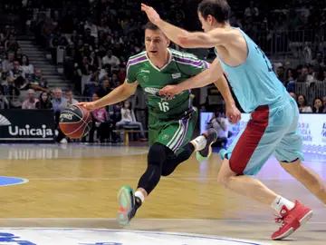Nemanja Nedovic intenta superar a Petteri Koponen Nemanja Nedovic intenta superar a Petteri Koponen