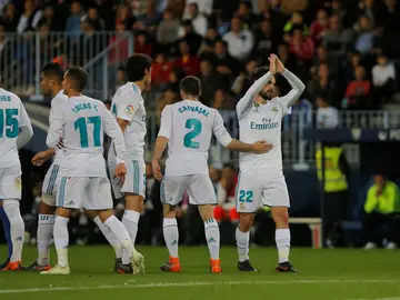 Isco se disculpa ante La Rosaleda tras anotar el 0-1 Isco se disculpa ante La Rosaleda tras anotar el 0-1