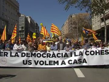 Miles de afines a los partidos soberanistas y entidades sociales piden la libertad para los presos independentistas en Barcelona