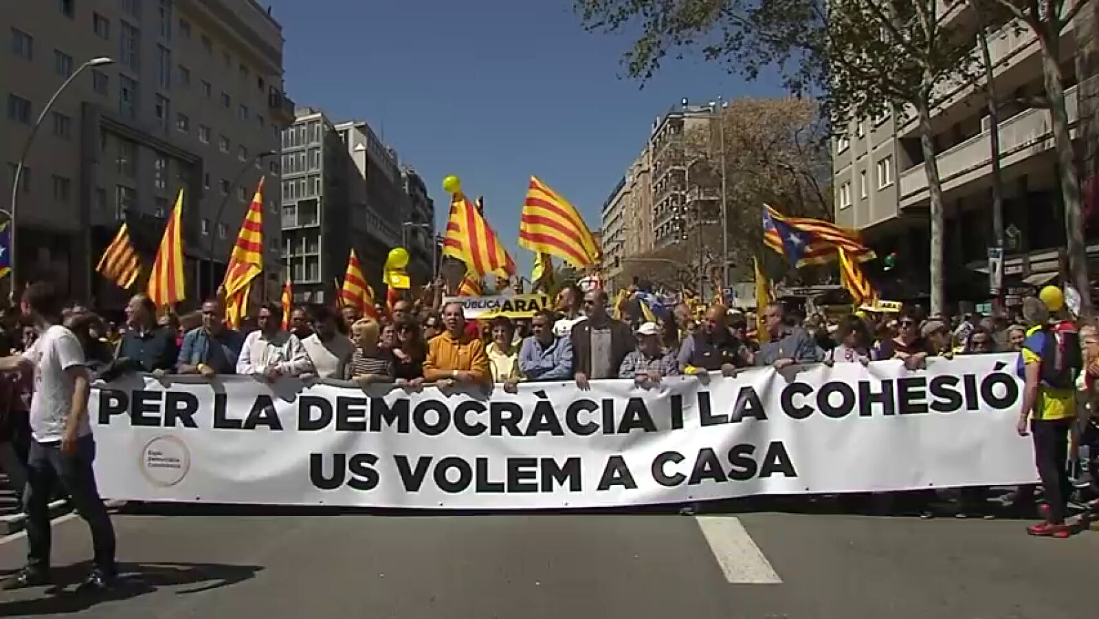 Miles de afines a los partidos soberanistas y entidades sociales piden la libertad para los presos independentistas en Barcelona