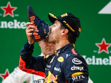 Ricciardo bebe de su zapatilla