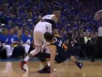 Westbrook golpea a Ricky Rubio Westbrook golpea a Ricky Rubio