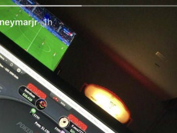 Neymar juega al póker mientras el PSG se juega la Liga francesa