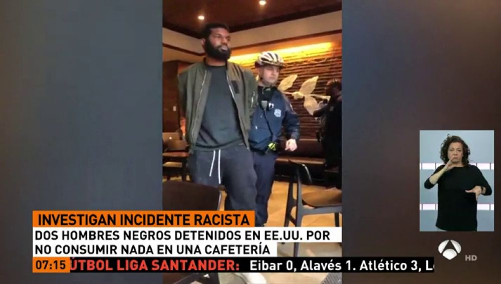 Momento de la detención de dos hombres negros en Starbucks