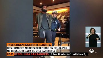Momento de la detención de dos hombres negros en Starbucks