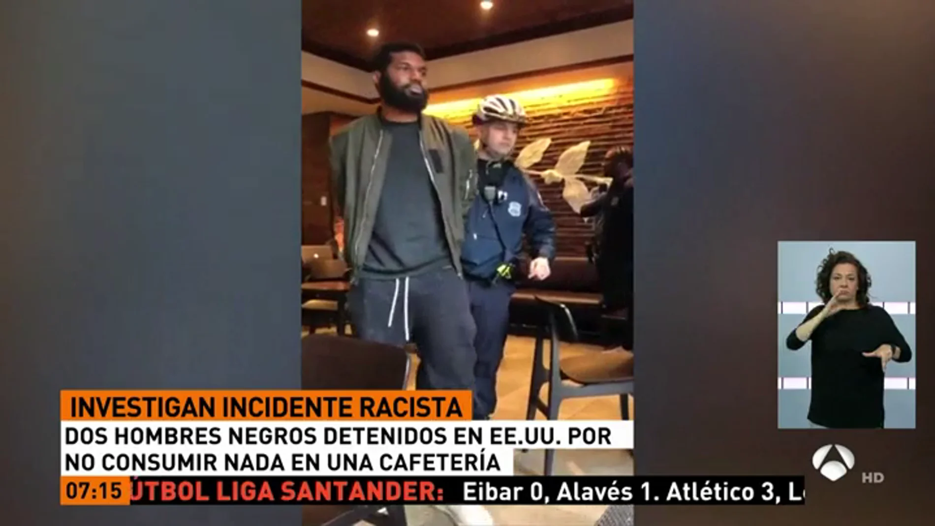 Momento de la detención de dos hombres negros en Starbucks Momento de la detención de dos hombres negros en Starbucks