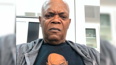 Samuel L. Jackson enseña su colección de camisetas ¡con su propia cara!