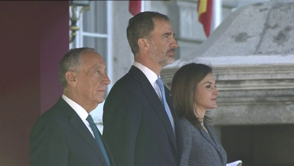 El presidente de Portugal es recibido por los Reyes en el Palacio Real