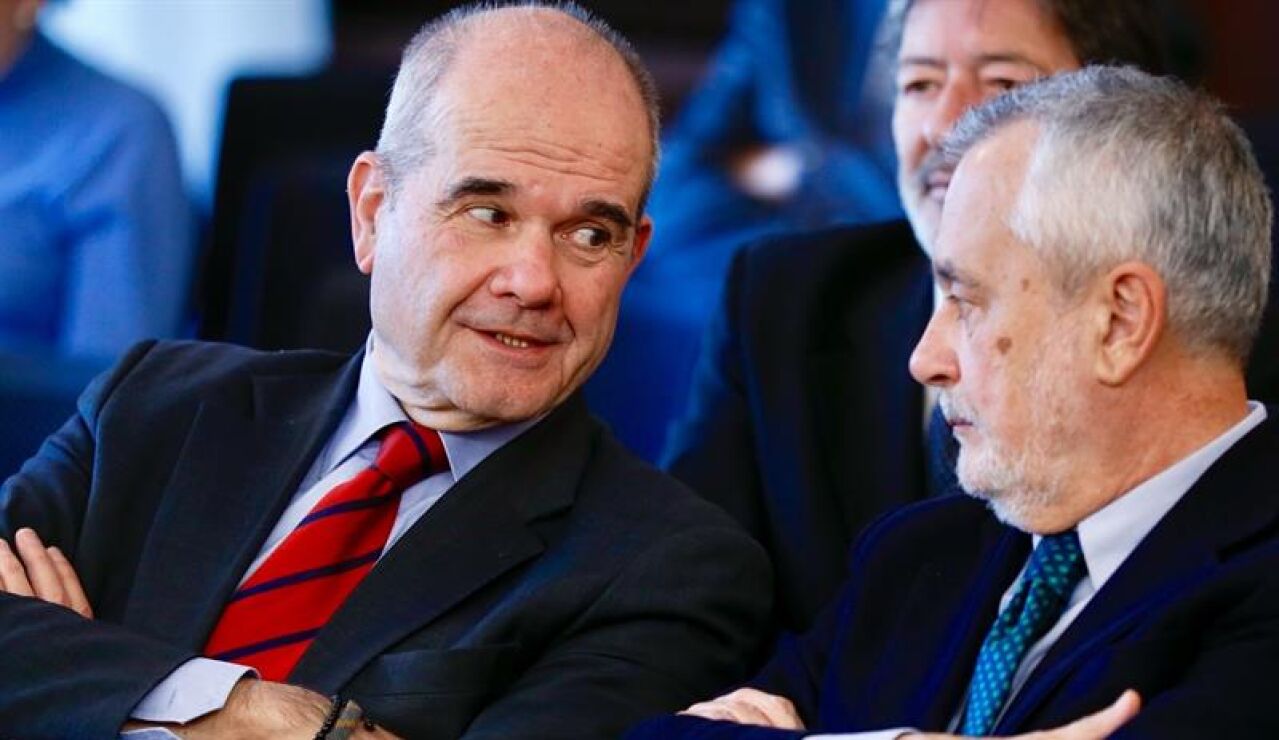 Manuel Chaves habla con Jos&eacute; Antonio Gri&ntilde;&aacute;n