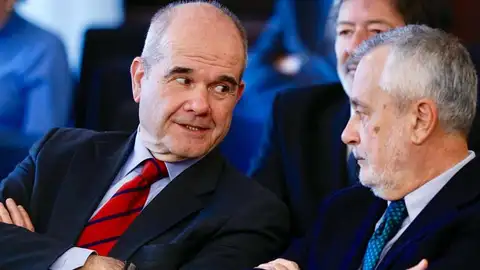 Manuel Chaves habla con José Antonio Griñán Manuel Chaves habla con José Antonio Griñán