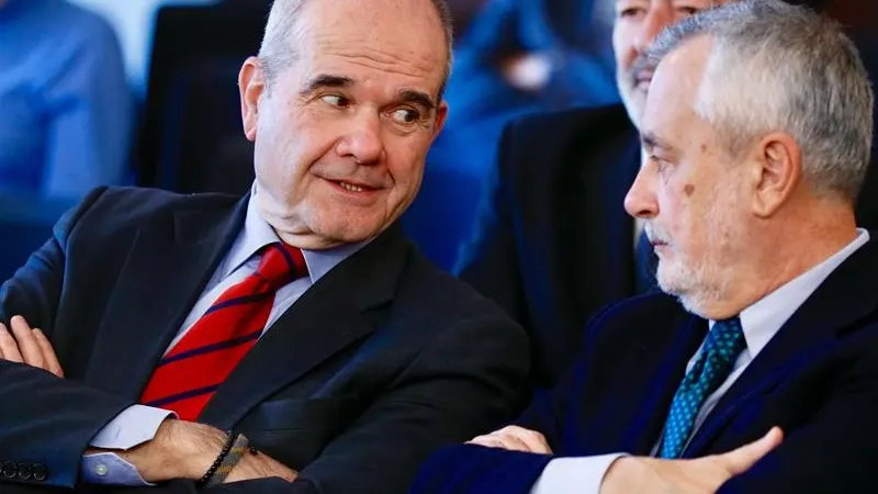 Manuel Chaves habla con Jos&eacute; Antonio Gri&ntilde;&aacute;n