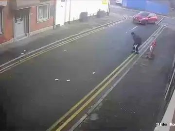 El viento complica la huida a un ladrón El viento complica la huida a un ladrón