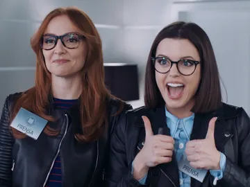 Berta y Elena, dos periodistas en busca de la mejor exclusiva Berta y Elena, dos periodistas en busca de la mejor exclusiva