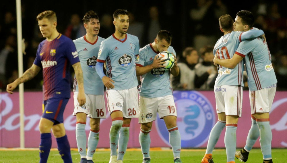 Los jugadores del Celta celebran el gol de Jonny contra el Barcelona